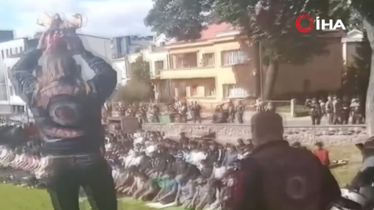 Litvanya’da cuma namazına çirkin saldırı: Korna basıp, domuz başı gösterdiler