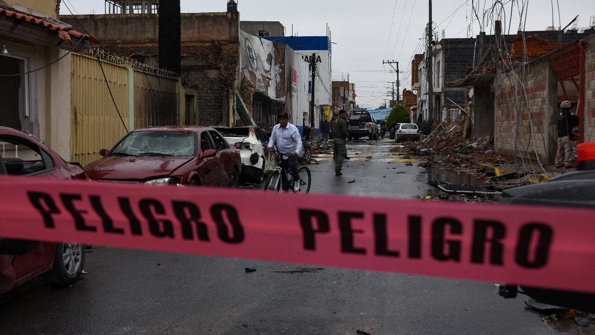 Meksika’da polis karakoluna bombalı saldırı: 2’si ağır 10 yaralı
