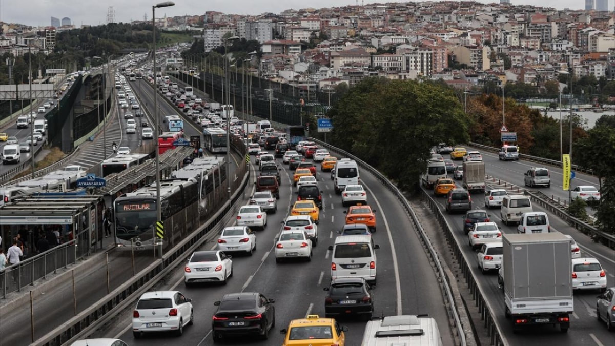Okullar açıldı: İstanbul’da trafik durma noktasına geldi
