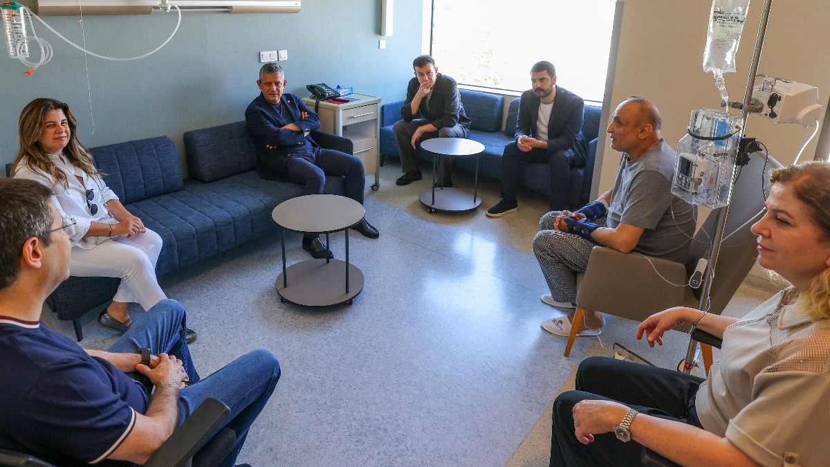 Özgür Özel, bıçaklı saldırıya uğrayan Milletvekili Melih Meriç’i ziyaret etti
