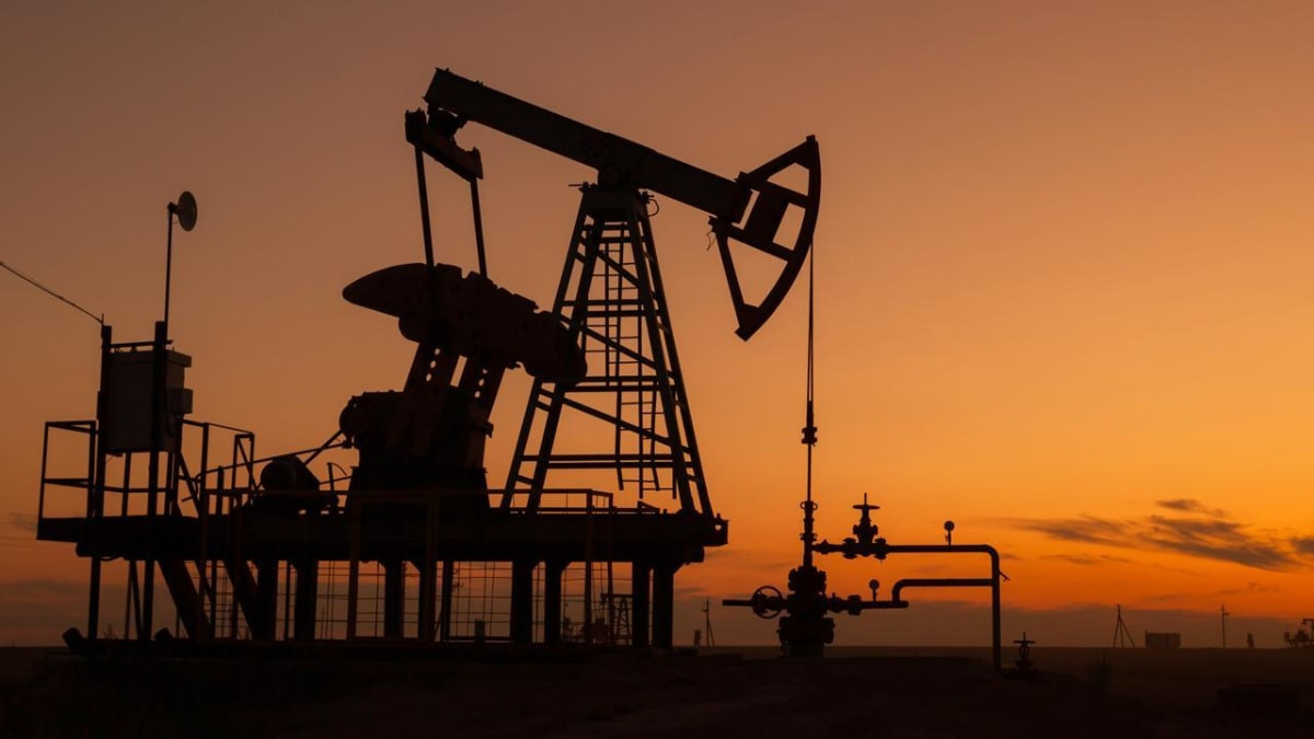 Petrol fiyatları jeopolitik gerilimlerin etkisiyle 100 doları aştı