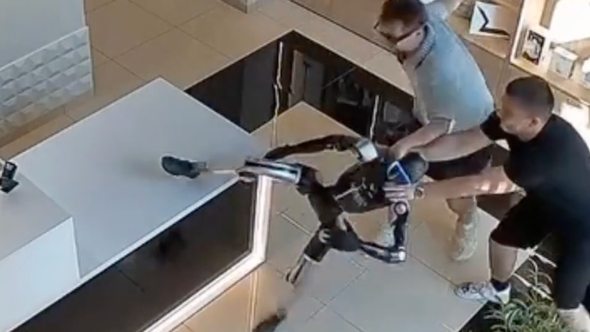 Rusya’da mağazada çalışan robot kendisini iten müşteriye saldırdı: O anlar kamerada