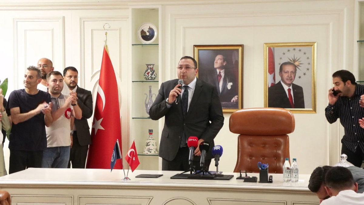 Üsküdar’da başkanvekili seçilen Dündar Ziya Gültekin görevini devraldı