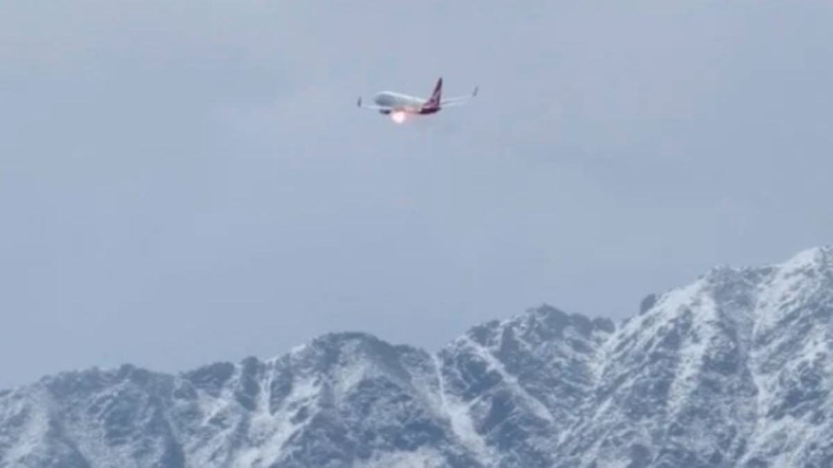 Yeni Zelanda’da yolcu uçağının motorunda alev paniği